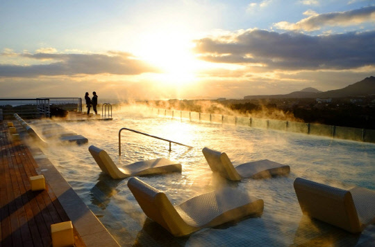 국내 특1급 호텔 최초로 럭셔리 올인클루시브형 호텔을 선보이고 있는 켄싱턴 제주 호텔이 '윈터 힐링 패키지'를 12월 1일부터 2017년 3월 1일까지 선보인다. 추위를 피해 따뜻한 남쪽을 향하는 마음을 겨냥했다. 패키지 출시 기념으로 10만 원 상당의 풀사이드 뷰로 업그레이드 해주는 '힐링포유 프로모션'을, 2박 투숙 시에는 파티 또는 겨울 액티비티 프로그램을 제공한다. 켄싱턴 제주 호텔 제공